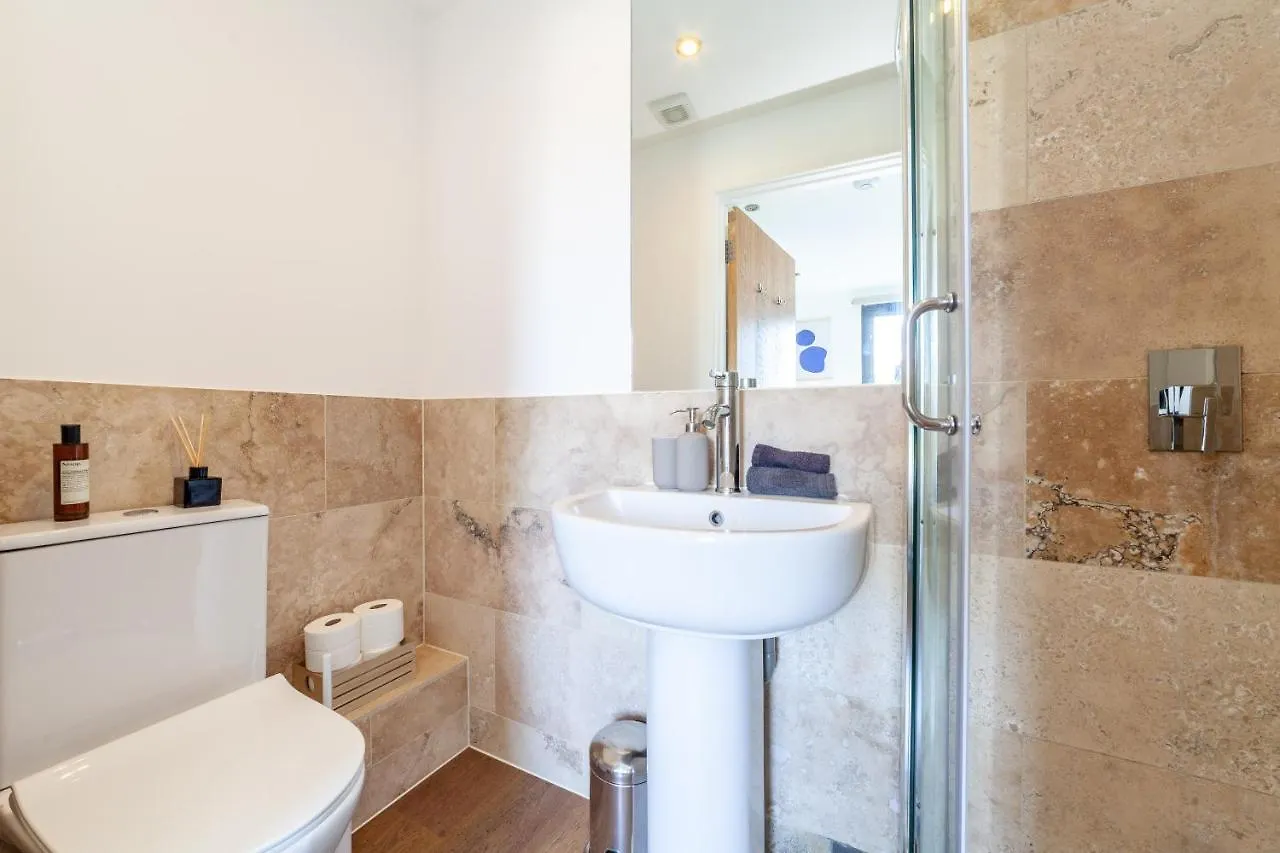 Apartment Arte Stays: Nordic Minimalist Flat near Hackney Downs London